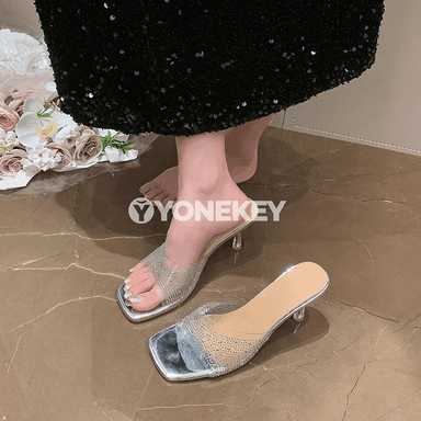 Zenanlar üçin fransuz stilindäki daşly ýokary ökjel şypbyk