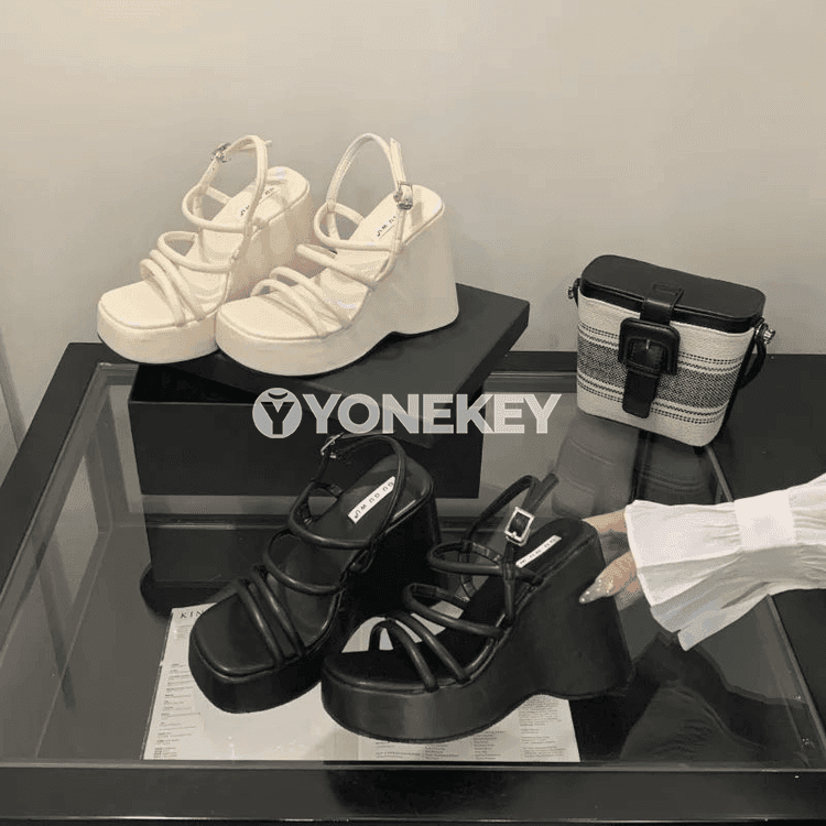 Aýal-gyzlar üçin platformaly ökçeli açyk sandal