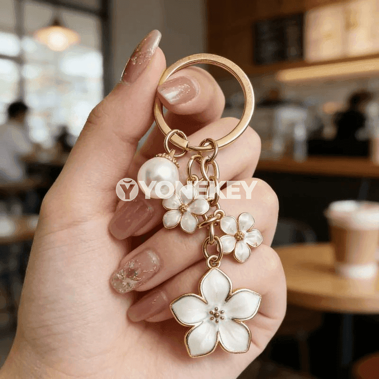 Sakura gülli monjukly zenanlar üçin bezeg açar tutawaç