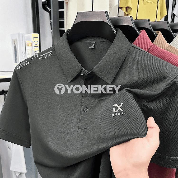 Erkekler üçin inçe ribaly polo futbolka, dem alýan, ýeňil