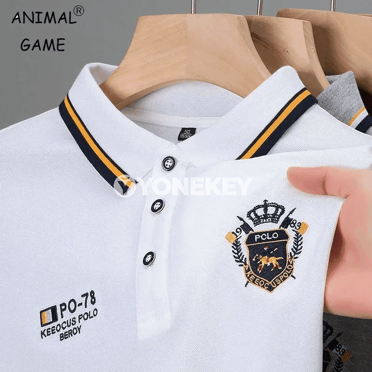 Erkekler üçin ýeňil ýaz polo köýnek, gysga ýeňli, tikilen bezegli