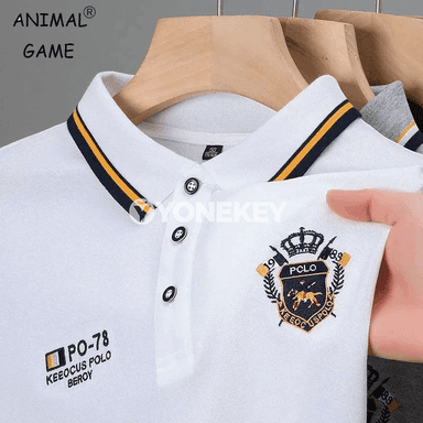 Erkekler üçin ýeňil ýaz polo köýnek, gysga ýeňli, tikilen bezegli