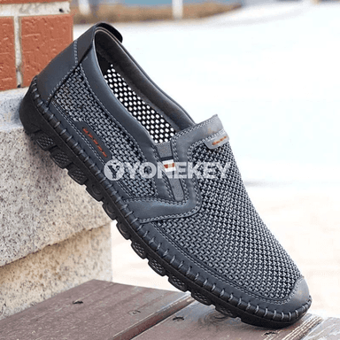 Erkekler üçin tomuslyk mesh köwüşler, ýeňil we rahat slip-on model