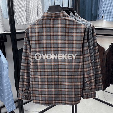 Erkekler üçin klassiki plaid uzyn ýeňli düwmeli köýnek