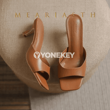 Zenanlar üçin beýik ökjeli şypbyk, kvadrat burçly tomusky köwüş