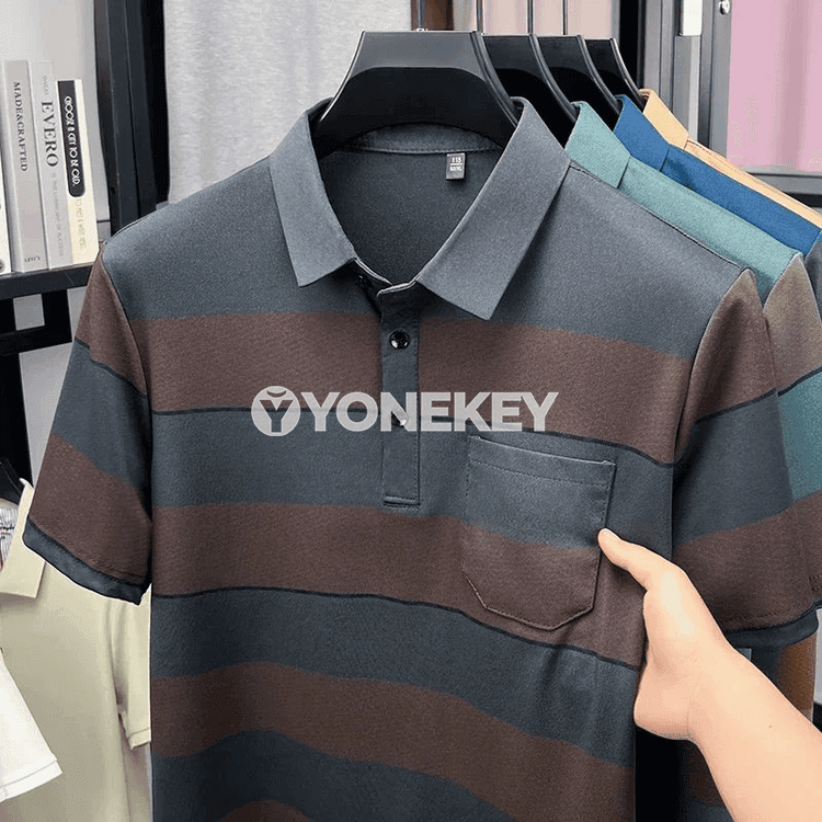 Erkekler üçin zolakly polo futbolka, ýeňil we gündelik stil