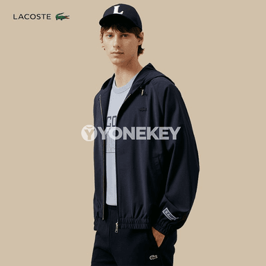 Erkekler üçin Lacoste markaly ýuka kurtka.
