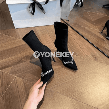 Uçly burunly, rhinestonely, inçe öküzçeli güýzki ýokary posasy