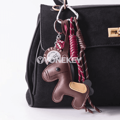 Deriden ýasalan pony şekilli açar halka bezegi