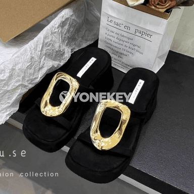 Zenanlar üçin metal bezegli platformaly şypbyk sandal