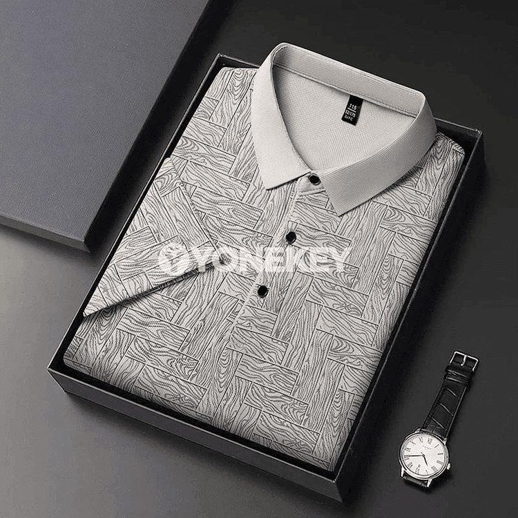 Erkekler üçin geometrik nagyşly ýeňil polo köýnek, tomuslyk rahat model
