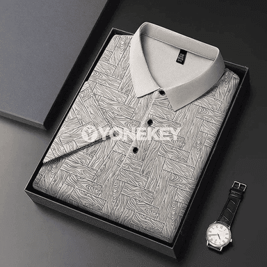 Erkekler üçin geometrik nagyşly ýeňil polo köýnek, tomuslyk rahat model