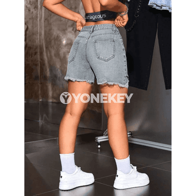 Zenanlar üçin tomuslyk denim şortik, ýyrtyk görnüşli