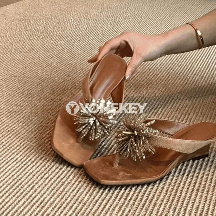 Zenanlar üçin rhinestone gülli köwüşler