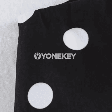 Zenanlar üçin polka nokatly mini ýubka, ýagty we şäher stili