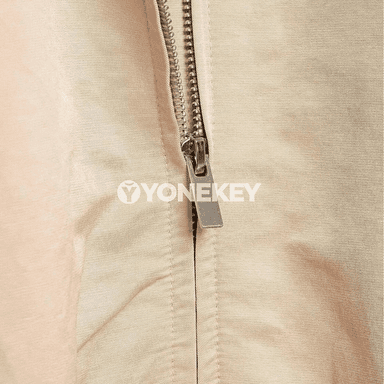 Aýallar üçin ýakasy ýokary, giň kesimli zipli gysga jaket