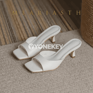 Zenanlar üçin beýik ökjeli şypbyk, kvadrat burçly tomusky köwüş
