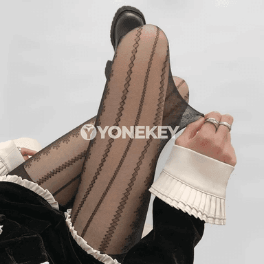 Zenanlar üçin inçe opak, geometrik nagyşly ýazky tights
