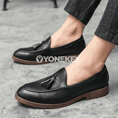 Erkekler üçin klassik loafers: ofis we gündelik köwüşler