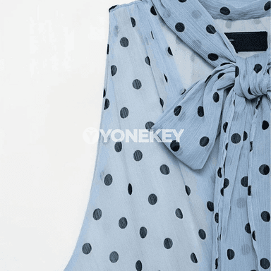 Zenanlar üçin tomusky polka nokatly ýeňsiz topik, daşy lenta bezegli