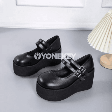 Zenanlar üçin platformaly ýokary ökjeli köwüşler, deri görnüşli, bezegli