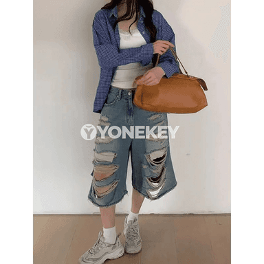 Zenanlar üçin giň kesimli denim şortik, ýaz-tomus modeli