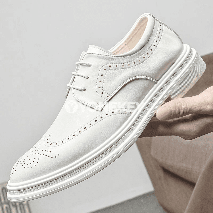 Ak erkekleriň klassiki ofis köwüşleri, lakly Oxford stil