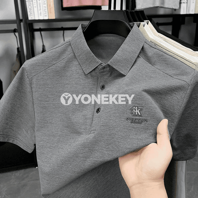 Erkekler üçin logo tikilen ýeňi gysga polo futbolka, gündelik rahat görnüş