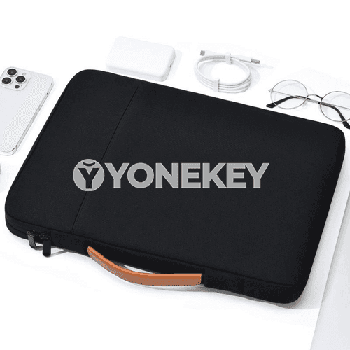 Notebook kompýuterleri salmak üçin owadan görnüşli sumkalar.