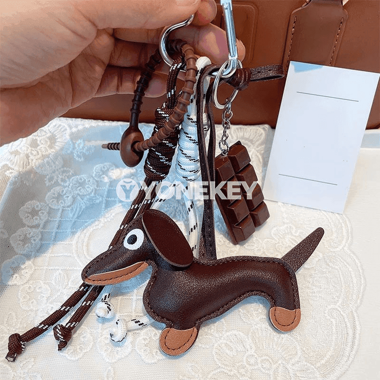 Arkanly ýüpden ýasalan it şekilli açar halgasy