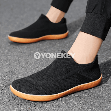 Erkekler üçin minimalist aýakýalaňaç köwüşler, giň gurluşly slip-on model