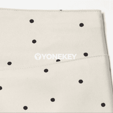 Zenanlar üçin nokatly 2 bölek set: zipli jaket we gysga şortik