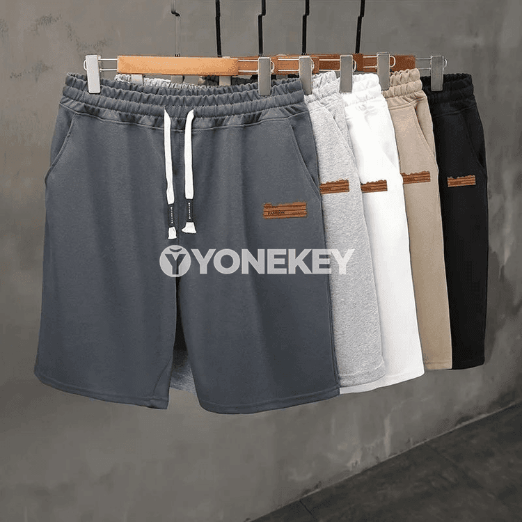 Erkekler üçin tomusky sport şortigi, elastik bilikli, giň biçimli