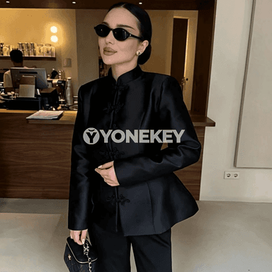 Zenanlar üçin ýeňil stend-liýakly düwmejikli gündelik jaket