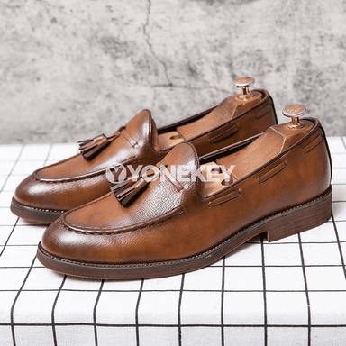 Erkekler üçin klassik loafers: ofis we gündelik köwüşler