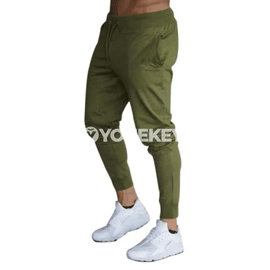 Erkekler üçin sport jalbarlary – ylgaw we fitnes üçin ýeňil model