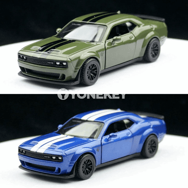1:44 Dodge Challenger SRT Hellcat metal modeli, gapysy açylýar