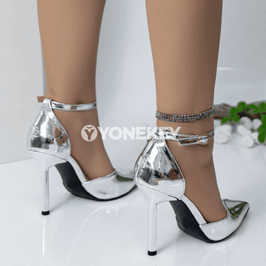 Zenanlar üçin inçe ökçeli kümüş reňkli moda sandalýalar