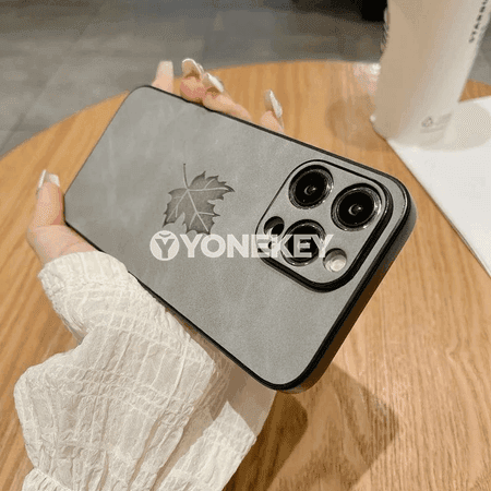 iPhone üçin mat görnüşli agaç ýaprakly gorag örtük