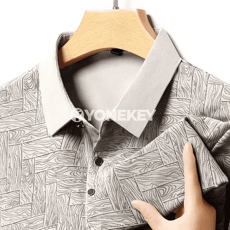 Erkekler üçin geometrik nagyşly ýeňil polo köýnek, tomuslyk rahat model