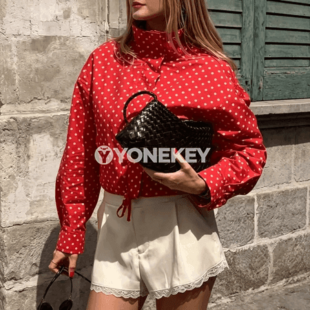Zenanlar üçin ýeňil düwmejikli, ýokary ýakaly nokatly jaket