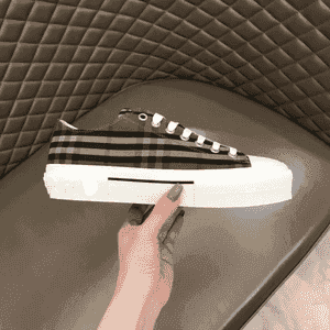 Erkekler üçin niýetlenen Burberry brendli kedy.