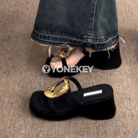 Zenanlar üçin metal bezegli platformaly şypbyk sandal