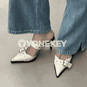 Zenanlaryň moda stiletto sandallary.