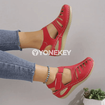 Zenanlar üçin platformaly sandallar, amatly dabanyňky gaýyşly model