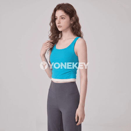 Aýallar üçin sport bra: U görnüş, tiz guradýan, ýeňil fitnes üst eşigi