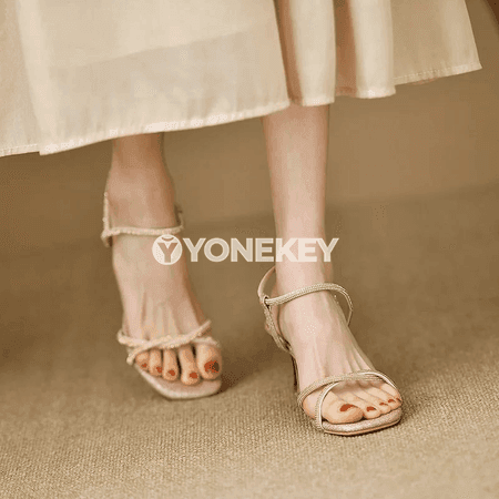 Zenanlar üçin ýokary ökjeli elegan sandaýlar, tomusky toý aýakgaplary