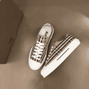Erkekler üçin niýetlenen Burberry brendli kedy.