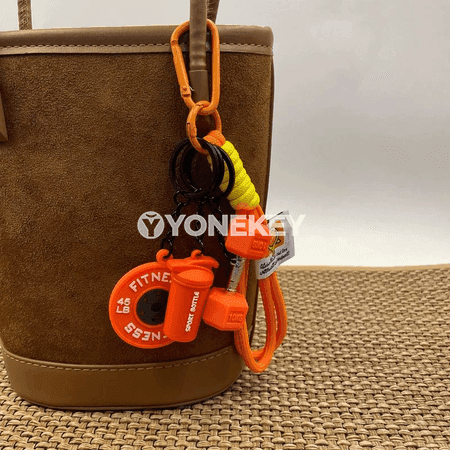 Fitnes görnüşli döredijilik açar halkasy, gantel we kettlebell bezegi