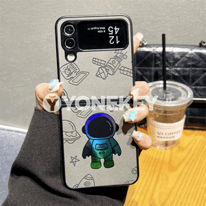 Samsung Z Flip we Galaxy Z Fold modelli telefonlar üçin kosmonawt dizaýnly owadan çehollar.